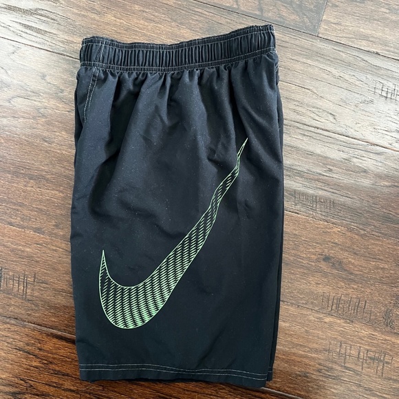 Nike Boy‘s Swim Trunks Sz Large With Mesh Lining - Picture 4 of 7